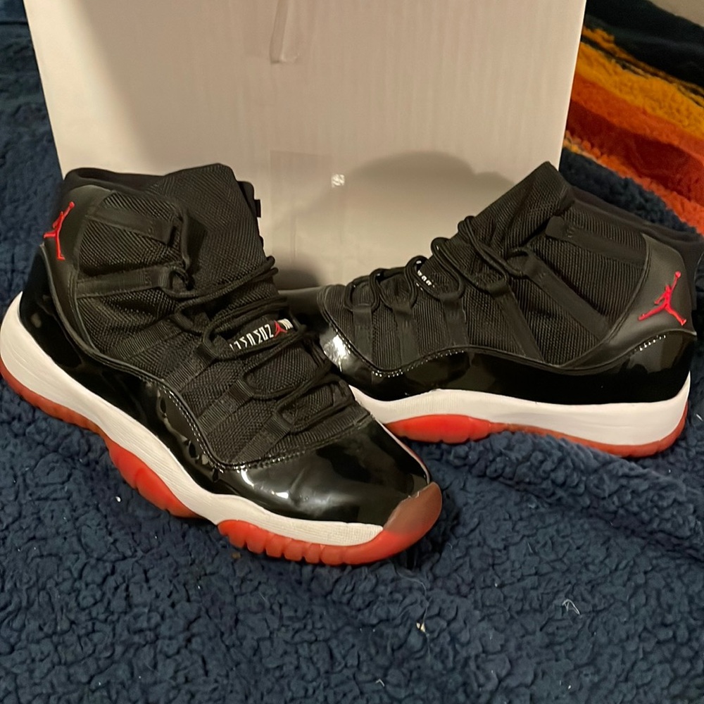 Air Jordan retro 11. Kids 7y. Color black, red and white.